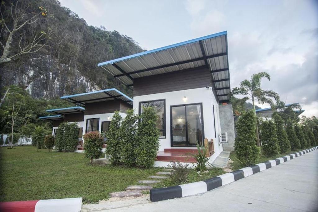 Phuphayot Resort Trang Bagian luar foto