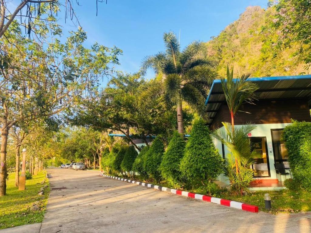 Phuphayot Resort Trang Bagian luar foto