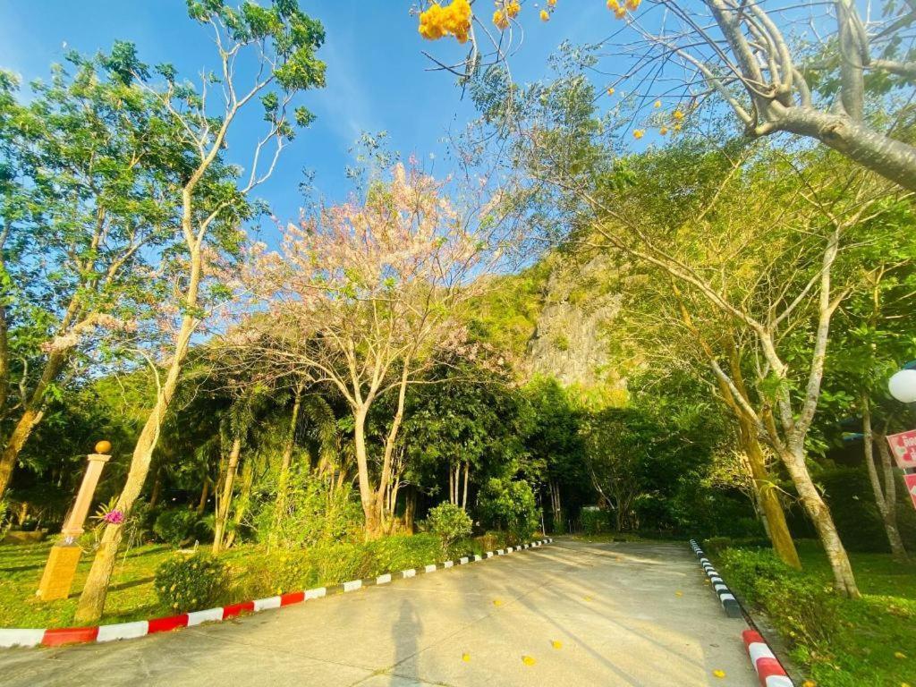 Phuphayot Resort Trang Bagian luar foto